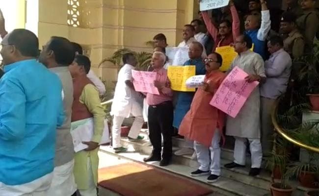 बिहार विधानसभा : मंत्री मस्तान की बर्खास्तगी को लेकर हंगामा, सदन दिन भर के लिए स्थगित