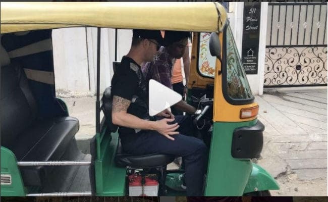 बेंगलुरू में ‘टुक-टुक’ आटो चलाना सीख रहे हैं माइकल क्लार्क