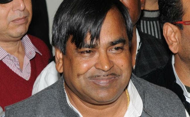 दुष्कर्म के आरोपी प्रजापति फरार, अखिलेश ने कहा- सरेंडर करो