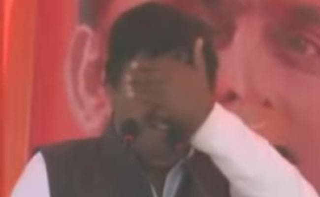...जब पार्टी में विरोध से आहत हो मंच पर ही अखिलेश के सामने फूट-फूटकर रोये सपा प्रत्याशी