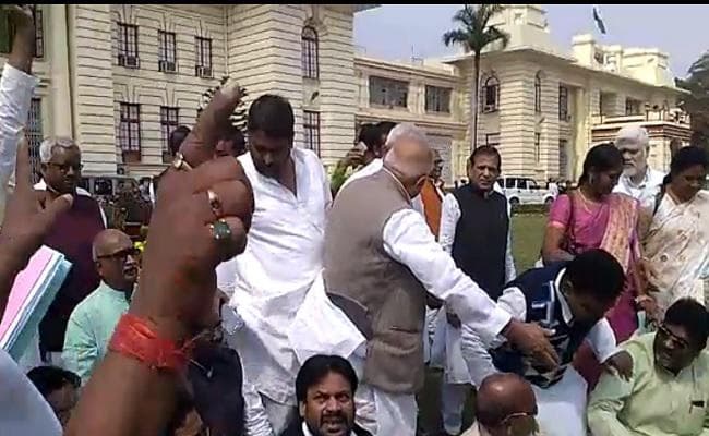 VIDEO - बिहार विधानसभा : मंत्री मस्तान की बर्खास्तगी पर अड़ा एनडीए, सदन में जोरदार हंगामा