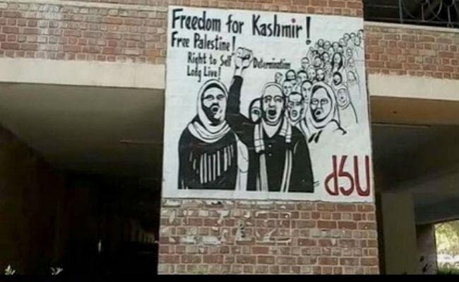 फिर विवादों में जेएनयू: कश्मीर की आजादी से जुड़े पोस्टर दिखे, गरमाया माहौल