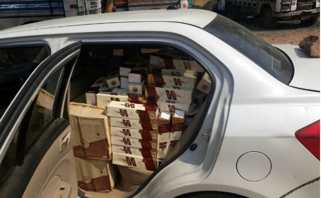 UP News: मथुरा में शराब तस्करों का पुलिस पर हमला, 2 KM तक दौड़ाकर पीटा, चौकी प्रभारी समेत 6 घायल