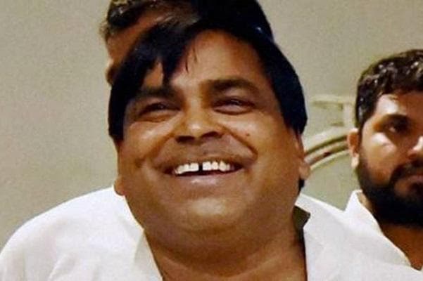 गायत्री प्रजापति मामले में जांच अधिकारी ही पीड़िता के परिजनों को दे रहे एनकाउंटर करने की धमकी