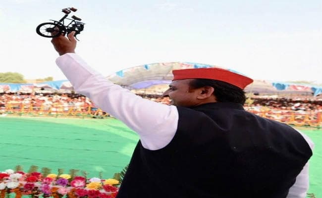 भदोही की जनसभा में बोले अखिलेश, पैसे मिले तो रख लेना लेकिन साइकिल निशान को याद रखना