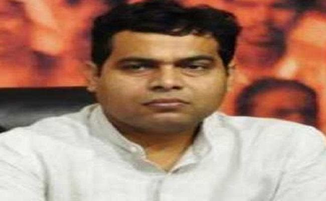 भाजपा का प्रशासन पर आरोप : बनारस से चुन-चुन के हटाये जा रहे उसके पोस्टर