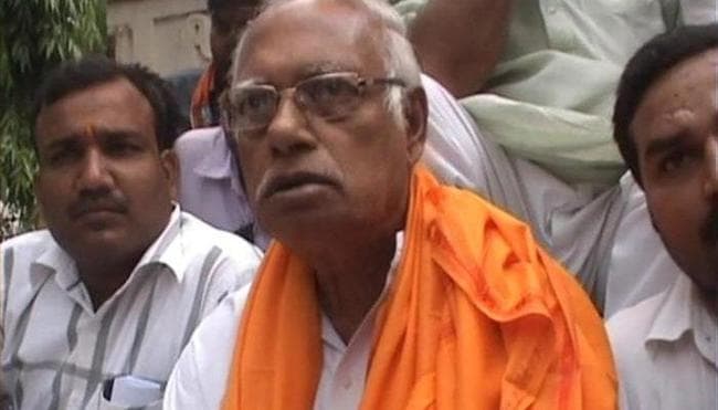 रूठे विधायक को मनाने के लिए भीड़ से हाथ पकड़कर अपने साथ ले गये पीएम