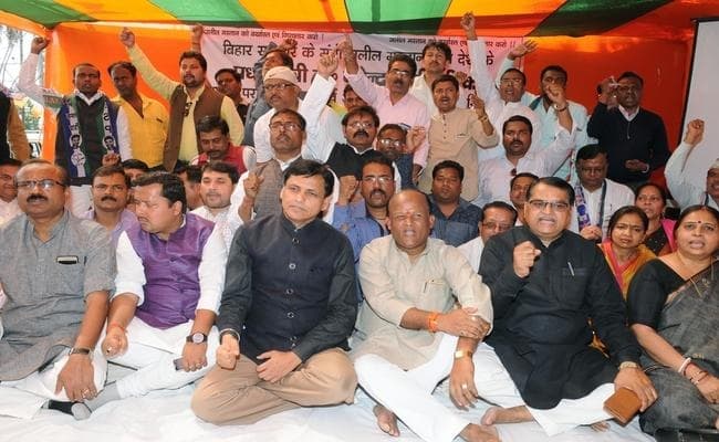 VIDEO : जलील के विरोध में सदन के बाद सड़क पर उतरे बीजेपी नेता