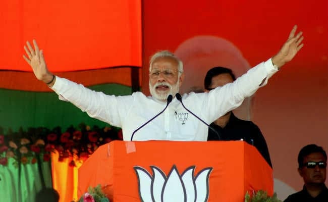 हम ''गायत्री मंत्र'' पढ़ते हैं और राहुल-अखिलेश ''गायत्री प्रजापति मंत्र'' का कर रहे हैं जाप : मोदी