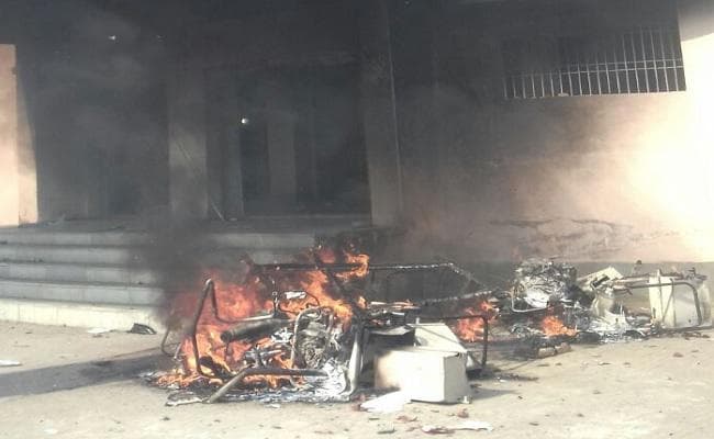 #Bihar/आरा में अधेड़ की मौत से नाराज लोगों ने बड़हरा थाना फूंका, फायरिंग, स्थिति तनावपूर्ण