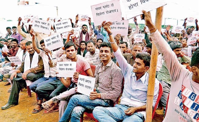 अडाणी से लाभ भी ले रहे व विरोध भी कर रहे प्रदीप