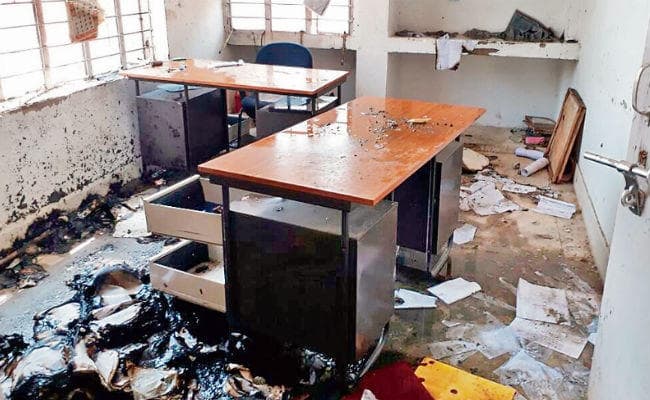 आरा : हिरासत में अधेड़ की मौत पर फूटा गुस्सा, बड़हरा थाने को फूंका, पांच घंटे तक उपद्रव