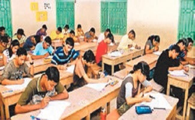 #BIHAR/ मैट्रिक परीक्षा के पहले दिन ही ह्वाट्सएप पर हुआ था वायरल परचा, दो गिरफ्तार