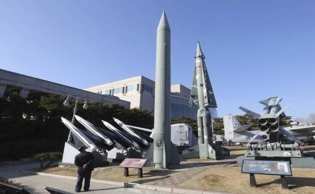 उत्तर कोरिया ने फिर दागीं मिसाइलें, तीन मिसाइल जापान के पास समंदर में गिरीं