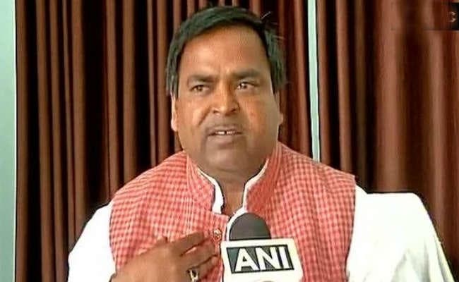 गायत्री को सुप्रीम कोर्ट से भी नहीं मिली राहत, संबंधित कोर्ट के पास जाने का दिया आदेश