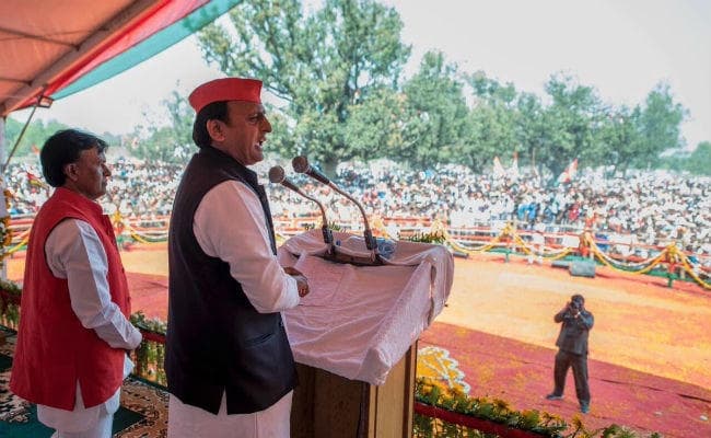 बोले अखिलेश यादव - पीएम मोदी विदेश जाना भूल गए, अब वे रोड शो ही करते रहेंगे