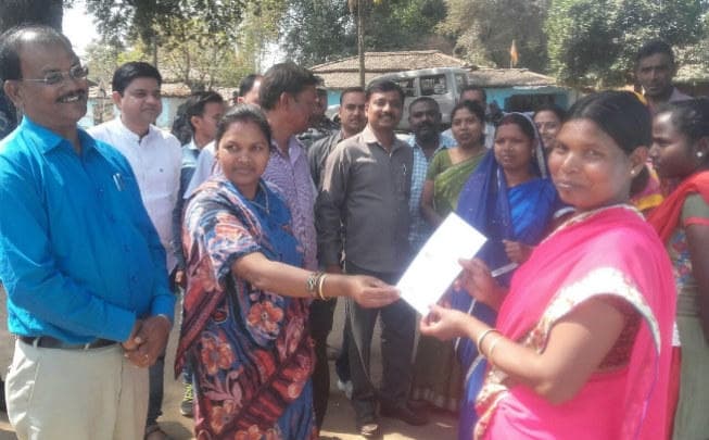 महिला को करनी थी बेटी की शादी, आर्थिक मदद को आगे आये स्पीकर दिनेश उरांव