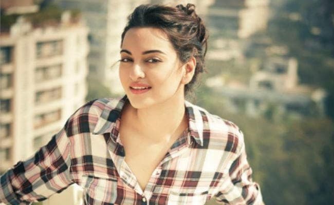 NOOR: थोड़ी मस्‍ती और थोड़ी गंभीरता भरा है सोनाक्षी का किरदार, देखें ट्रेलर...