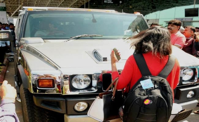 कायम है धौनी का क्रेज, एक झलक पाने के लिए हैमर के सामने आयी फीमेल फैन