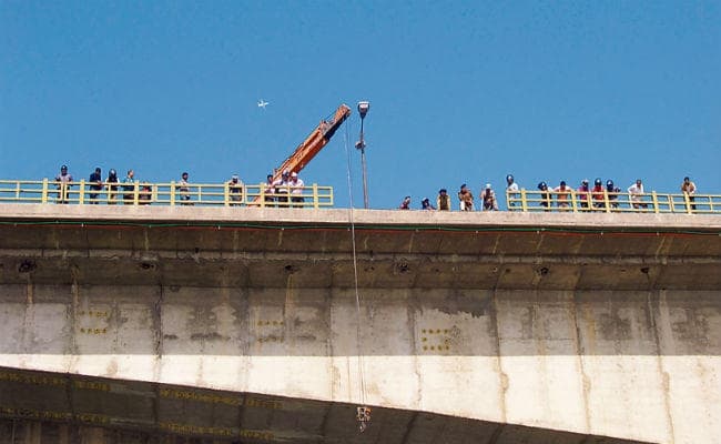 रेलिंग तोड़ गंगा में गिरा हाइवा