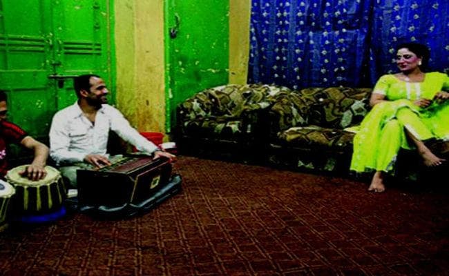 VIDEO : महिला दिवस, बदलते वक्त ने महफिलों के अंजुमन को रेड लाइट एरिया बना डाला