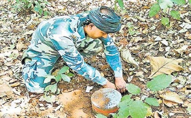 Jharkhand Naxal News : चाईबासा में पुलिस को मिली बड़ी सफलता, 21 किलो आइइडी बम हुआ बरामद