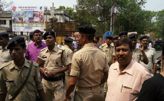 धनबाद में डीसी को हड़तालियों ने घेरा, बल प्रयोग कर हटाये गये