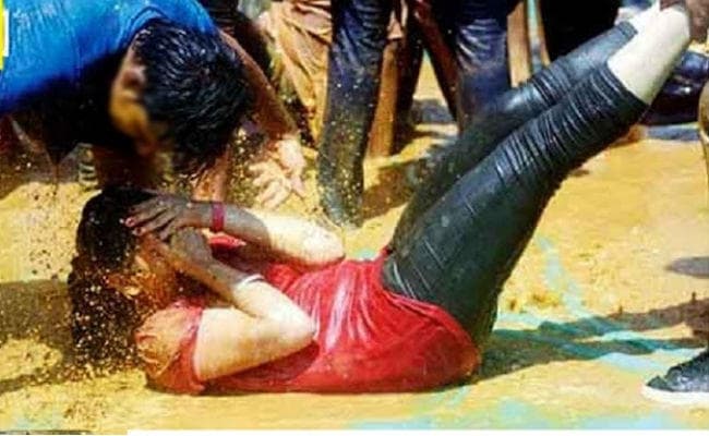 होली है ! महिला को जबरन रंग लगाया तो खैर नहीं