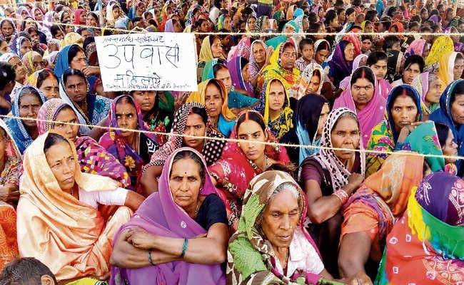 जल सत्याग्रहियों ने शुरू किया आमरण अनशन