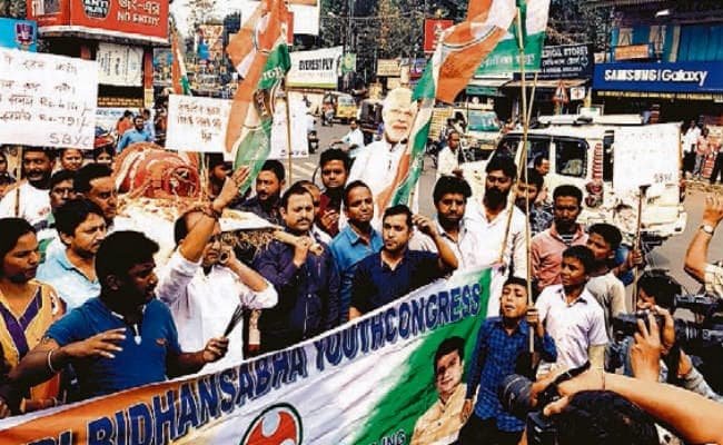 सिलिंडर की अर्थी निकाल किया प्रदर्शन