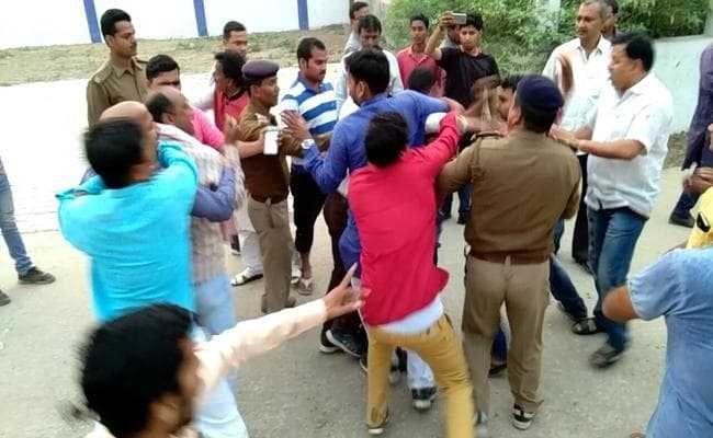 LIVE VIDEO : पहले शराब पीकर सरकारी कर्मचारियों ने बीजेपी नेताओं को बंधक बनाकर पीटा, उसके बाद...