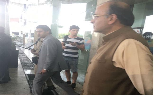 अरुण जेटली हरिद्वार में हेलिकॉप्टर चढ़ते वक्त फिसले, मामूली चोट