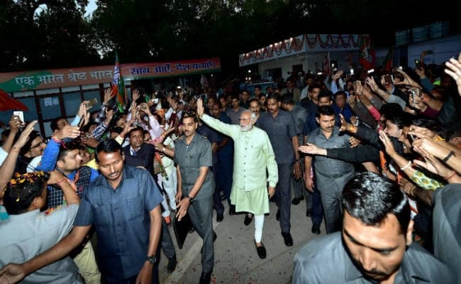 प्रधानमंत्री का भाजपा मुख्यालय में भव्य स्वागत, पैदल चलकर पार्टी कार्यालय पहुंचे