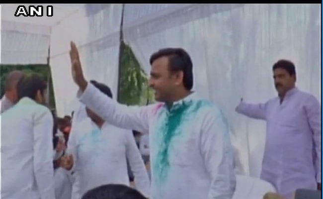हार से बेपरवाह अखिलेश ने इटावा में खेली होली