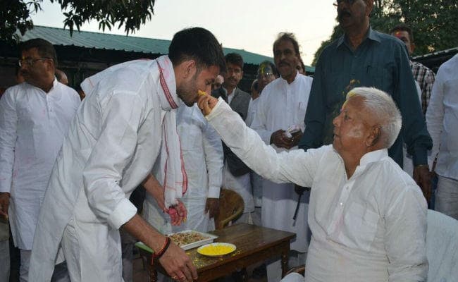 कुर्ता फाड़ होली के लिए मशहूर लालू के आवास पर सादगी से मनाई गयी होली