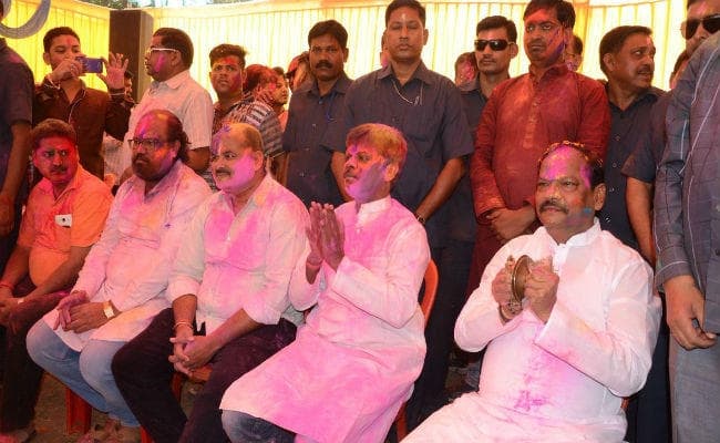 IN PICS: मुख्‍यमंत्री रघुवर दास ने जमकर खेली होली, फगुआ मंडली के साथ बजाया झाल