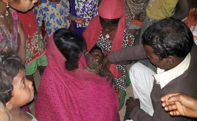 जिंदा दफन होने से बच गया बुखार से बेहोश हुआ यह बालक, कैसे बची जान पढ़ें...