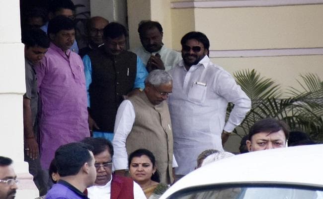 नीतीश कैबिनेट के फैसले : मंत्री मंजूर कर सकेंगे 15 करोड़ रुपये तक की योजना, अब जून में ही सरकारी तबादला