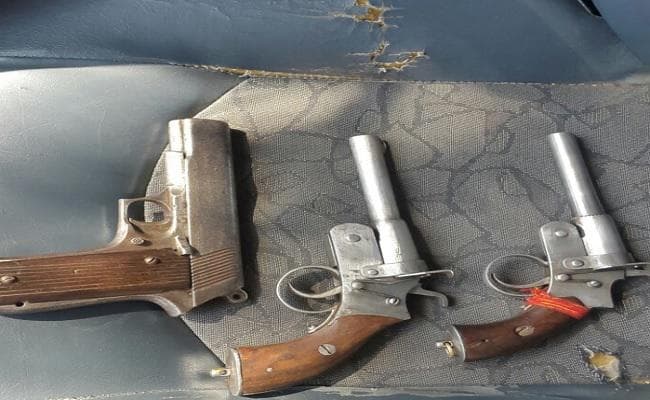 बिहार : फरार इनामी अपराधी पुरुषोत्तम यादव नवगछिया से गिरफ्तार, भारी मात्रा में हथियार बरामद