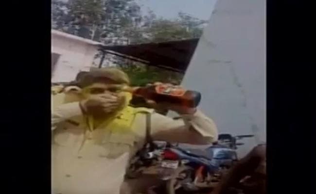 Viral Video : जब थाने में ही जमा दी महफिल और लगाने लगे बीयर के पैग