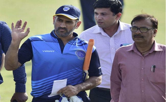 जब धौनी का आटोग्राफ लेने क्रीज पर पहुंचा ‘फैन’