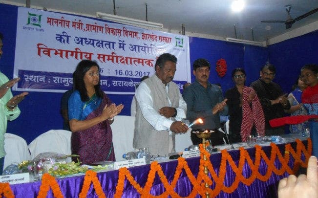 ग्रामीण विकास मंत्री नीलकंठ सिंह का कड़ा संदेश : पैसा एकाउंट में नहीं रखें, खर्च करें