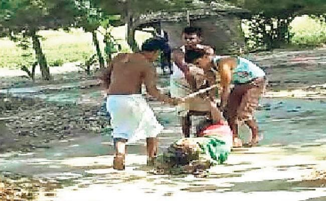 मानवता हुई शर्मसार : पत्नी ने शराब पीने से रोका तो घसीट-घसीट कर पीटा