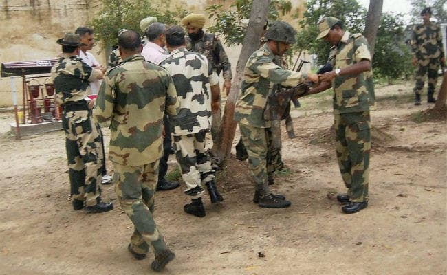 मोर्टार बम दागने का अभ्यास करने के दौरान बीएसएफ के चार जवान घायल हुए