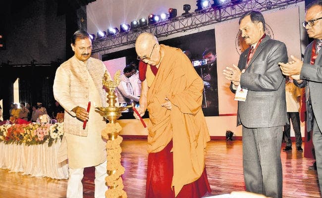 आज दुनिया में युद्ध व बुद्ध में संघर्ष