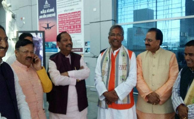 देहरादून पहुंचे झारखंड सीएम रघुवर दास, त्रिवेंद्र सिंह रावत से की मुलाकात