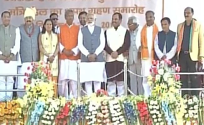 त्रिवेंद्र सिंह रावत ने ली उत्तराखंड के मुख्यमंत्री पद की शपथ, 4.30 बजे कैबिनेट की बैठक बुलायी