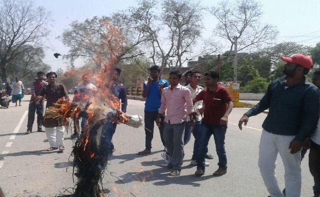 बक्सर में छात्र राजद ने सुशील मोदी का फूंका पुतला