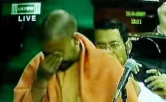 बयानों को लेकर विवादों में रहे योगी का जब संसद में छलका था आंसू