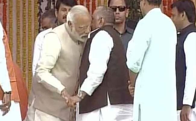 मोदी के कान में जानें क्‍या कह गये मुलायम, प्रधानमंत्री ने अखिलेश की थपथपा दी पीठ